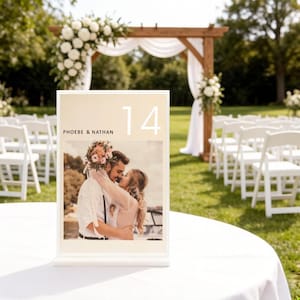 Könnte beinhalten: Ein Set aus drei Keramikbechern mit gesprenkelter, matter Oberfläche. Die Becher sind in den Farbtönen Creme, Hellgrau und Dunkelgrau gehalten. Jeder Becher hat ein schlichtes, minimalistisches Design und einen abgerundeten Henkel.