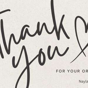 Pu&ograve; includere: Biglietto color crema con la scritta "Thank you" in stile calligrafico e un simbolo a forma di cuore. Presenti anche le scritte "FOR YOUR ORDER" e "Naylah Studio".