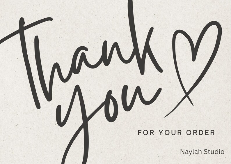Pu&ograve; includere: Biglietto color crema con la scritta "Thank you" in stile calligrafico e un simbolo a forma di cuore. Presenti anche le scritte "FOR YOUR ORDER" e "Naylah Studio".
