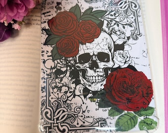Inserto para Kindle de calavera y rosas / Regalo para amantes de los libros góticos / Romance oscuro / Accesorio literario macabro