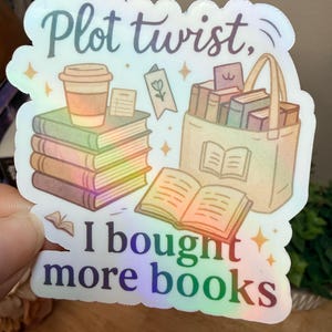 Pode incluir: Adesivo holográfico com o texto "Plot twist, I bought more books." O adesivo apresenta ilustrações de livros, uma xícara de café, uma sacola cheia de livros e um livro aberto. O design tem um esquema de cores pastel.