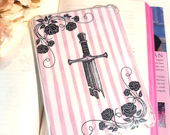 Inserto para Kindle con espada romántica rosa / Inserto para funda Kindle rosa gótica / Decoración para Kindle de lector de fantasía
