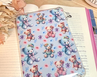 クロシェ編みのテディベアKindleカバー – パステルカラーの電子書籍リーダー用デコレーション