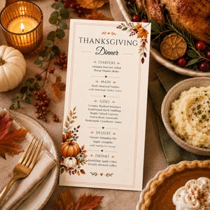 Könnte beinhalten: Eine vertikale Thanksgiving-Menükarte mit cremefarbenem Hintergrund, verziert mit Herbstblatt-Illustrationen, orangefarbenen Kürbissen und schwarzem Text. Das Menü listet Gänge auf und ist von einem dünnen Rahmen mit dekorativen Herzen umgeben.