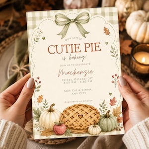 Puede incluir: Una tarjeta de invitación rectangular con un borde de cuadros verde claro y un borde festoneado con un lazo verde en la parte superior. El texto dice: OUR LITTLE CUTIE PIE is baking! JOIN US TO CELEBRATE Mackenzie Friday, October 21st 3:00 PM - 5:30 PM 1234 Cutie Street, ANY CITY Registered at Amazon. La parte inferior muestra un pastel, calabazas y hojas.