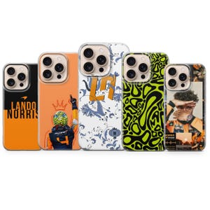 Könnte beinhalten: Fünf Handyhüllen mit verschiedenen Designs. Die Hüllen zeigen Bilder eines Rennfahrers, abstrakte Muster und Text. Die Farbpalette umfasst Orange, Schwarz, Weiß und Grün. Die Hüllen sind für ein Smartphone konzipiert.