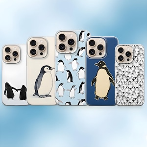 Könnte beinhalten: Fünf Handyhüllen mit Pinguin-Designs. Die Hüllen zeigen verschiedene Pinguin-Illustrationen, darunter einzelne Pinguine, Paare und Muster. Die Hüllen haben eine Mischung aus weißen, blauen und marineblauen Hintergründen.