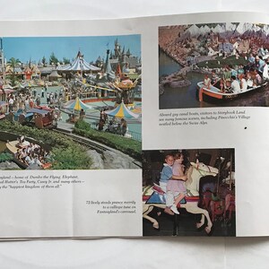 Puede incluir: Una foto vintage de un parque de atracciones con un carrusel, una v&iacute;a de tren y un castillo en el fondo. El texto en la imagen dice: "Fantasyland - home of Dumbo the Flying Elephant, the Mad Hatter's Tea Party, Casey Jr. and many others - is truly the "Happiest Kingdom of them all."
