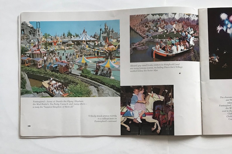 Puede incluir: Una foto vintage de un parque de atracciones con un carrusel, una v&iacute;a de tren y un castillo en el fondo. El texto en la imagen dice: "Fantasyland - home of Dumbo the Flying Elephant, the Mad Hatter's Tea Party, Casey Jr. and many others - is truly the "Happiest Kingdom of them all."