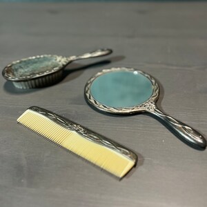 Vtg Vanity 3-Piece Beveled Mirror Brush Comb Set Vintage 3 Piece Vanity Set Hand Mirror Brush Comb Silver  main image 4