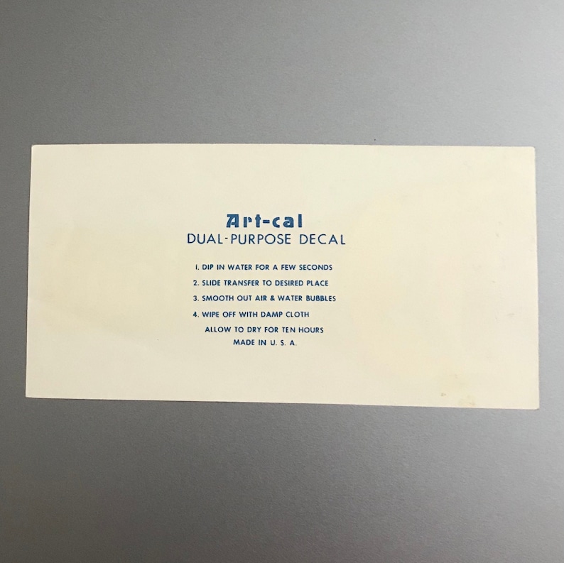 Puede incluir: Una hoja de instrucciones blanca para las calcoman&iacute;as de doble prop&oacute;sito Art-cal. Las instrucciones est&aacute;n impresas en texto azul e incluyen los pasos para aplicar las calcoman&iacute;as, como sumergirlas en agua, deslizarlas al lugar deseado, alisar el aire y las burbujas de agua y limpiarlas con un pa&ntilde;o h&uacute;medo. La hoja tambi&eacute;n indica que se debe dejar secar la calcoman&iacute;a durante diez horas y que el producto est&aacute; hecho en los EE. UU.
