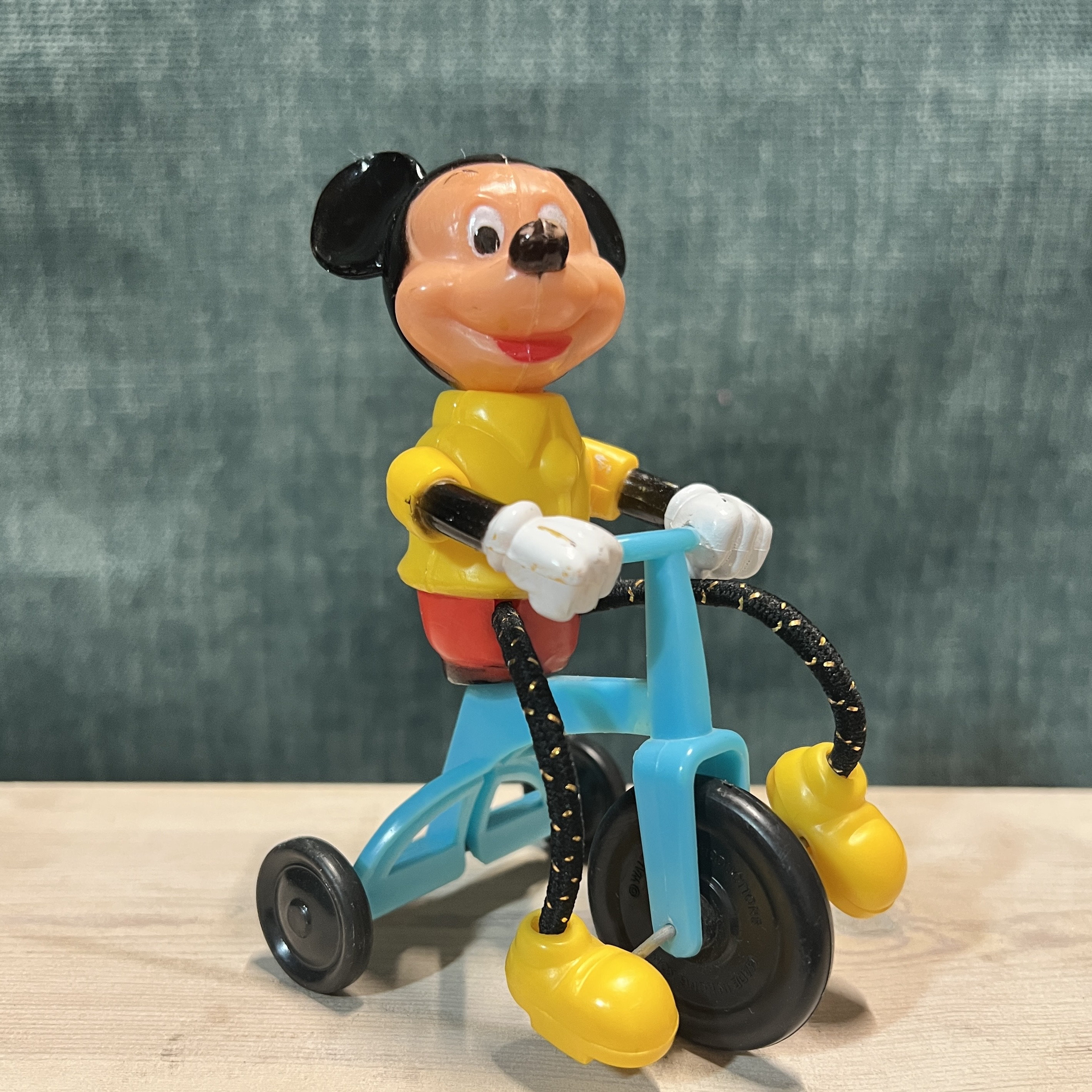 自転車に乗ったミッキーマウスのビンテージおもちゃ。1977 年 Gabriel