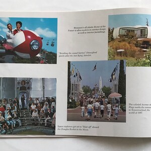 Puede incluir: Un collage de fotos vintage que muestra atracciones de Disneyland, incluyendo un paseo futurista, una atracci&oacute;n espacial y una vista de Tomorrowland. El collage presenta colores vibrantes y una est&eacute;tica retro.