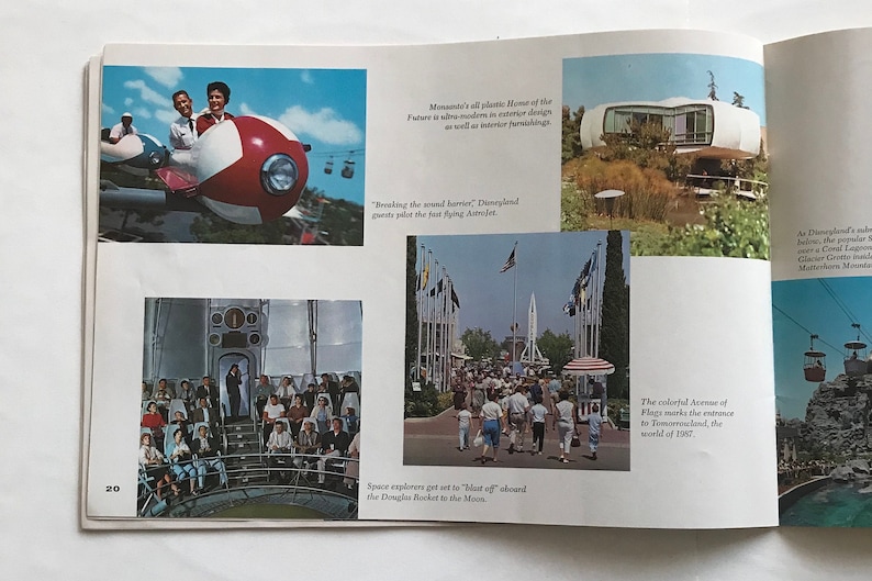 Puede incluir: Un collage de fotos vintage que muestra atracciones de Disneyland, incluyendo un paseo futurista, una atracci&oacute;n espacial y una vista de Tomorrowland. El collage presenta colores vibrantes y una est&eacute;tica retro.