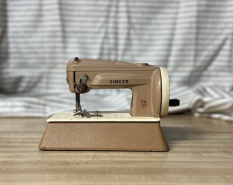 Singer 293b – The unloved straight-stitcher from France.