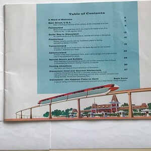 Puede incluir: Una gu&iacute;a vintage de Disneyland con una tabla de contenidos que enumera atracciones como Main Street, U.S.A., Fantasyland, Frontierland y Tomorrowland. La portada presenta un tren monorail rojo que viaja sobre un puente.