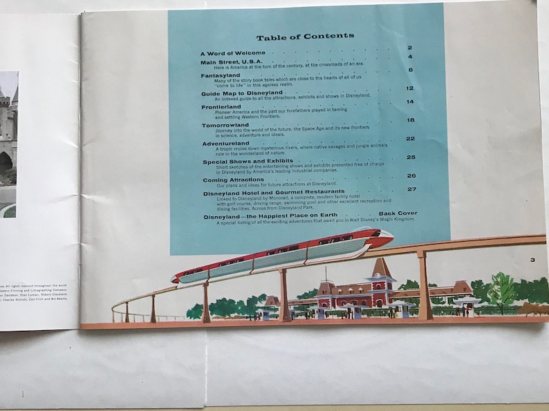Puede incluir: Una gu&iacute;a vintage de Disneyland con una tabla de contenidos que enumera atracciones como Main Street, U.S.A., Fantasyland, Frontierland y Tomorrowland. La portada presenta un tren monorail rojo que viaja sobre un puente.