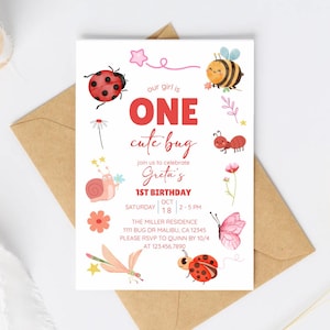 Könnte beinhalten: Eine weiße Einladungskarte mit einem braunen Umschlag. Die Karte zeigt farbenfrohe Illustrationen von Käfern und den Text "ONE cute bug" für einen ersten Geburtstag. Die Karte enthält Eventdetails.