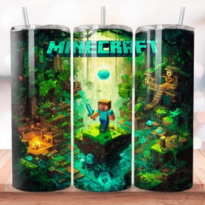 Puede incluir: Un vaso de acero inoxidable con un dise&ntilde;o de Minecraft. La obra de arte muestra un paisaje pixelado con el logotipo del juego, un personaje sosteniendo una espada y varios elementos del juego en tonos verdes, azules y marrones. El vaso tiene una pajita.