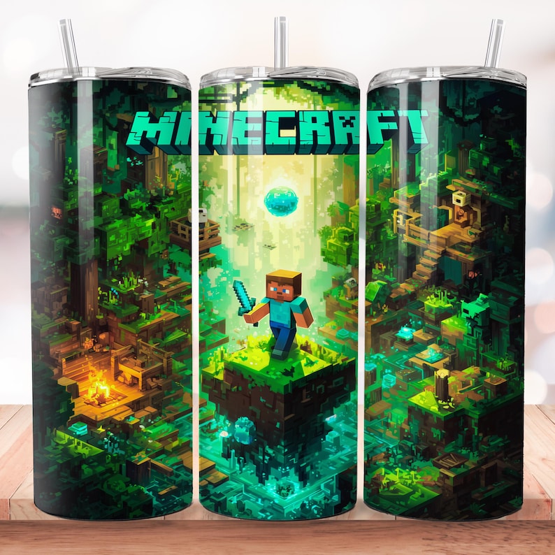 Puede incluir: Un vaso de acero inoxidable con un dise&ntilde;o de Minecraft. La obra de arte muestra un paisaje pixelado con el logotipo del juego, un personaje sosteniendo una espada y varios elementos del juego en tonos verdes, azules y marrones. El vaso tiene una pajita.