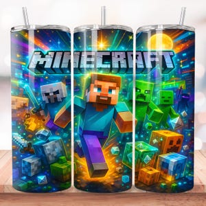 Puede incluir: Un vaso con tem&aacute;tica de Minecraft con pajita. El dise&ntilde;o presenta el logotipo de Minecraft y personajes como Steve, zombis y creepers, sobre un fondo vibrante y colorido con una luna llena.