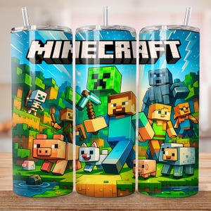 Puede incluir: Un vaso de acero inoxidable con un vibrante dise&ntilde;o de Minecraft. El vaso muestra varios personajes y elementos del juego, incluyendo a Steve, un Creeper y un cerdo, sobre un fondo de un paisaje pixelado. La palabra "Minecraft" se muestra prominentemente.