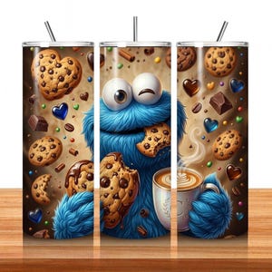 Könnte beinhalten: Ein zylindrischer Becher mit Strohhalm, der eine blaue, pelzige Figur zeigt, die Schokoladenkekse isst und Kaffee trinkt. Das Design umfasst verstreute Kekse, Schokoladenstücke, Kaffeebohnen sowie kleine blaue und braune Herzen auf beigem Grund.