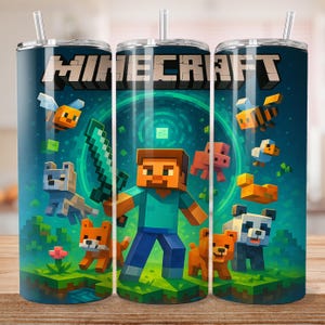 Puede incluir: Un juego de tres vasos de acero inoxidable con la palabra "Minecraft" en letras blancas. Cada vaso presenta un dise&ntilde;o colorido con personajes y elementos del popular videojuego.