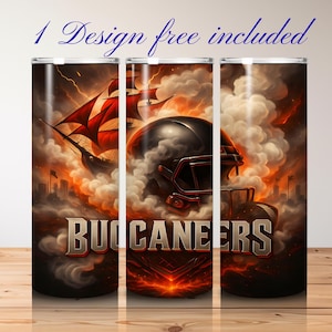 Puede incluir: Tres vasos de acero inoxidable con un diseño que presenta un barco pirata con velas rojas, un casco de fútbol americano y la palabra "BUCCANEERS". El fondo tiene un efecto de fuego y nubes con relámpagos. El texto "1 Design free included" está arriba.