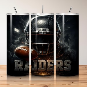 Könnte beinhalten: Drei schwarze Becher mit Football-Motiv. Jeder Becher zeigt einen Football-Helm, einen Football und das Wort "RAIDERS" in einer verwitterten Metallschrift. Der Hintergrund zeigt eine stürmische Nacht mit Blitzen und einem Footballfeld.