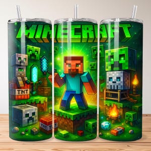 Puede incluir: Un vaso verde con tem&aacute;tica de Minecraft con pajita. El dise&ntilde;o presenta la palabra "Minecraft" en letras verdes, junto con personajes pixelados, bloques de TNT y una espada brillante. El fondo es de un verde vibrante.