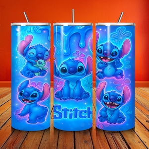 以下が含まれることがあります： スティッチのデザインが施された、青い断熱タンブラー3個。各タンブラーには、青い背景と花のアクセントが付いた、キャラクターの異なる画像が描かれています。「Stitch」の文字がタンブラーの1つに印刷されています。