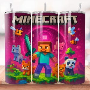 Puede incluir: Un vaso de acero inoxidable con un dise&ntilde;o de Minecraft. El vaso tiene un fondo rosa con personajes de Minecraft, incluyendo Steve, animales y el logo de Minecraft. Incluye una pajita y una tapa.