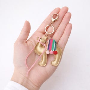 Handgemaakte mini-kameel sleutelhanger, boho tashanger, schattige sleutelhanger van imitatieleer, kleine kameel hanger, leuk cadeautje voor in de kerstsok