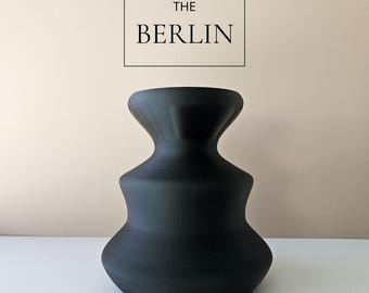 Matzwarte zandlopervaas: modern 3D-geprint decor | Het Berlijn