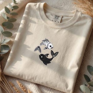 Pesce Koi ricamato Ying Yang Tee Moon Spirit