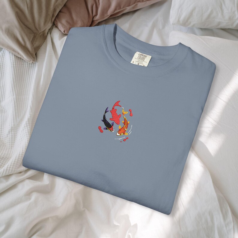Maglietta con ricamo di pesci koi - Ocean & Moon Spirits Tee immagine 14