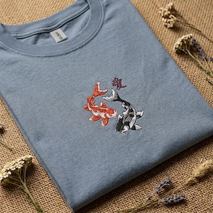 T-shirt con ricamo di pesci koi / Maglietta dal design acquatico unico
