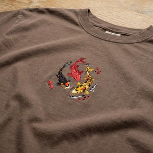 Maglietta con ricamo di pesci koi - Ocean & Moon Spirits Tee immagine 5
