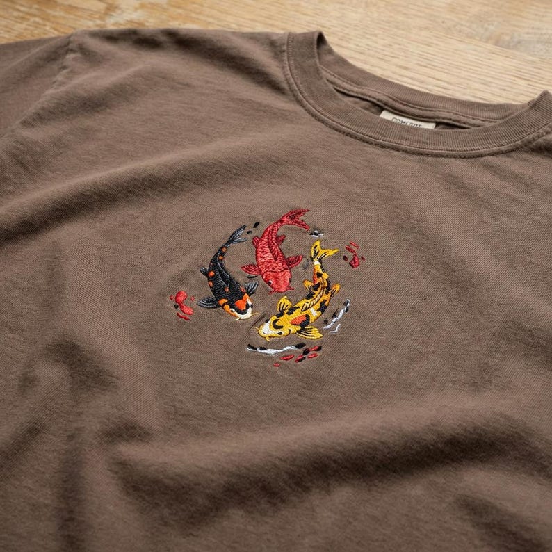 Maglietta con ricamo di pesci koi - Ocean & Moon Spirits Tee immagine 5