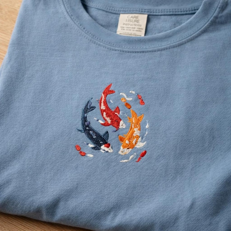 Maglietta con ricamo di pesci koi - Ocean & Moon Spirits Tee immagine 2