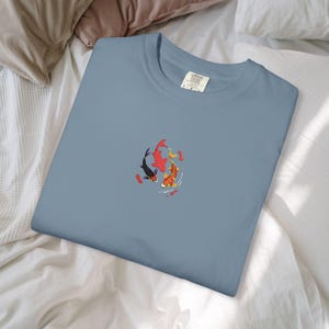 Maglietta con ricamo di pesci koi - Ocean & Moon Spirits Tee immagine 15