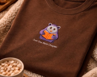 Camiseta bordada con libro de lectura de zarigüeya