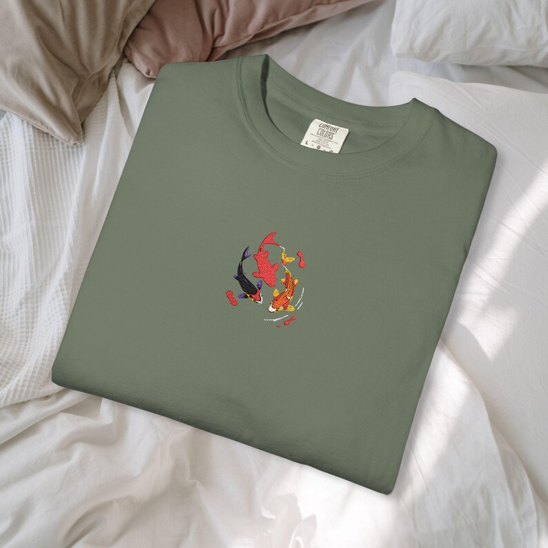 Maglietta con ricamo di pesci koi - Ocean & Moon Spirits Tee immagine 10