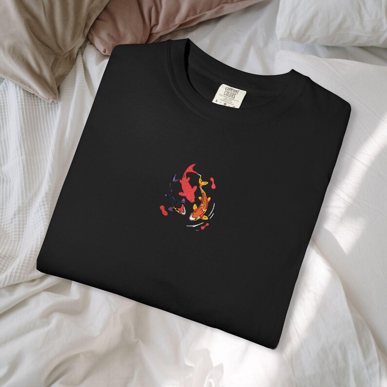 Maglietta con ricamo di pesci koi - Ocean & Moon Spirits Tee immagine 16