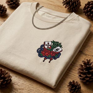 Blommig t-shirt med Mahjong-tema: Broderi av bambustjälkar och rosa pioner