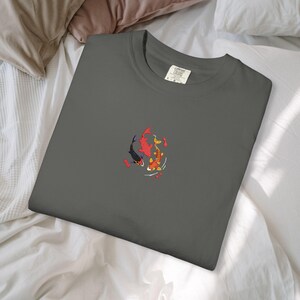 Maglietta con ricamo di pesci koi - Ocean & Moon Spirits Tee immagine 9