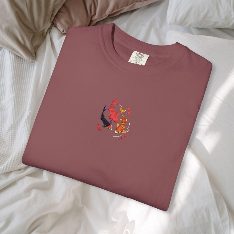 Maglietta con ricamo di pesci koi - Ocean & Moon Spirits Tee immagine 6