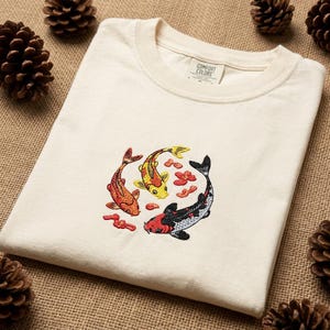 Maglietta con ricamo a cerchio di pesci koi / Maglietta con laghetto di koi