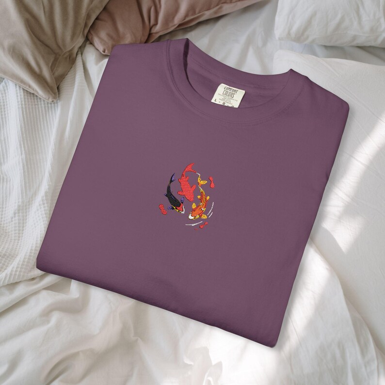Maglietta con ricamo di pesci koi - Ocean & Moon Spirits Tee immagine 18
